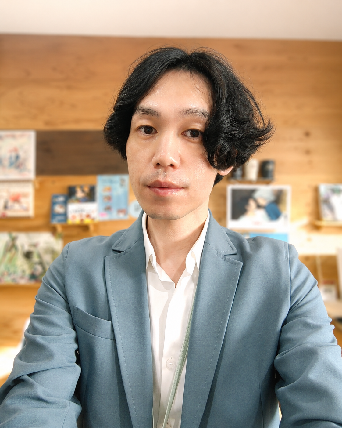 教室内で撮影した和田 優のポートレート